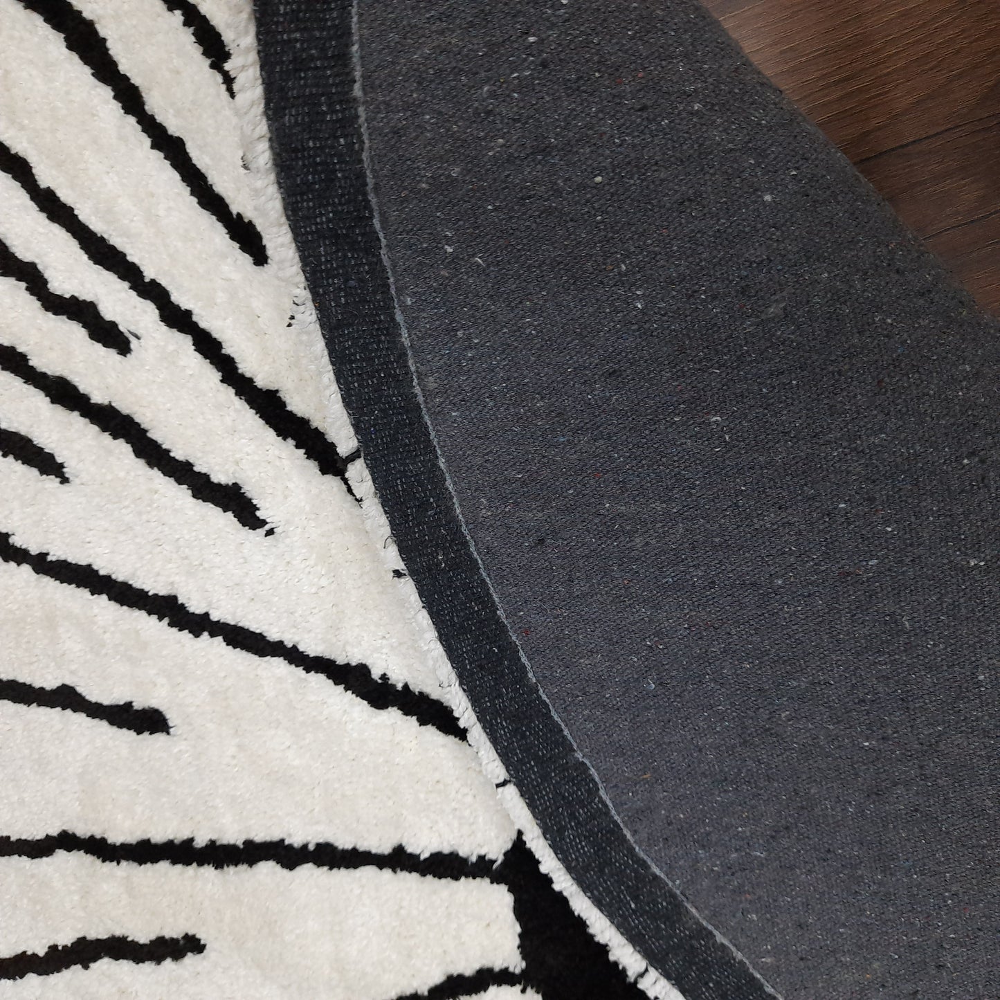 Avioni Home Atlas Collection - Moroccan Style Microfiber Round Carpet In White & Black| Soft, Non-Slip, Easy to Clean