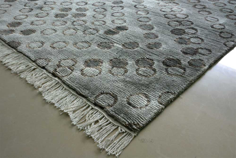 Hand Knotted Kashmiri Premium Silk Carpet In Beige -225 Knots per Sq Inch – 120cm x 180cm (~4×6 Feet)-Gift for Generations by Avioni