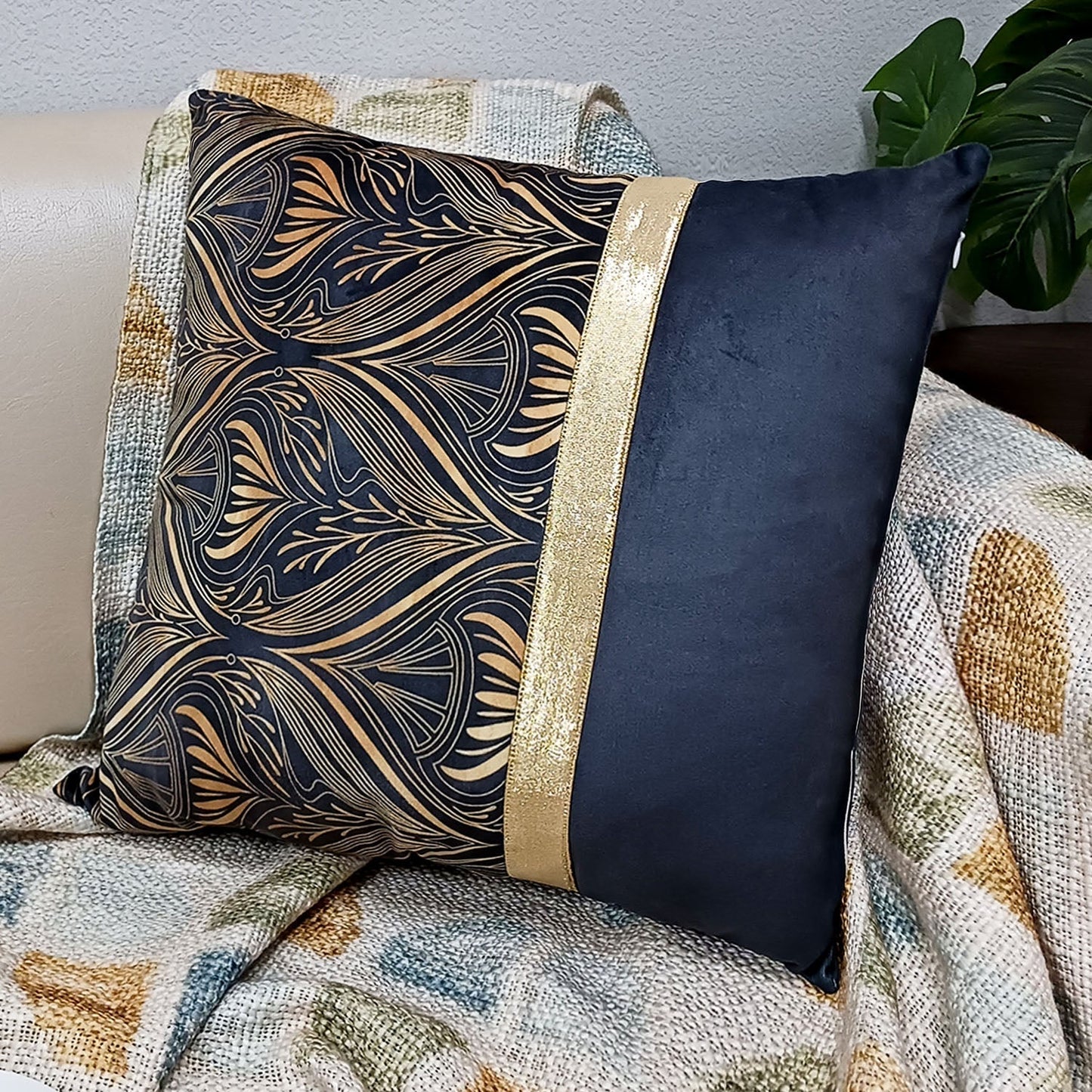 Copy of Cushion Covers Super Soft – Beautiful Golden Touch Black Modern Design – 40cm x 40cm (~16″ x 16″)