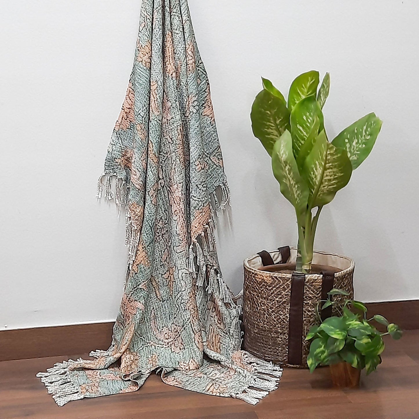 Avioni Beautiful Soft Sofa Throw | Modern Abstract Design | Virgin Premium Polyester Slub Handloom Sofa Throw