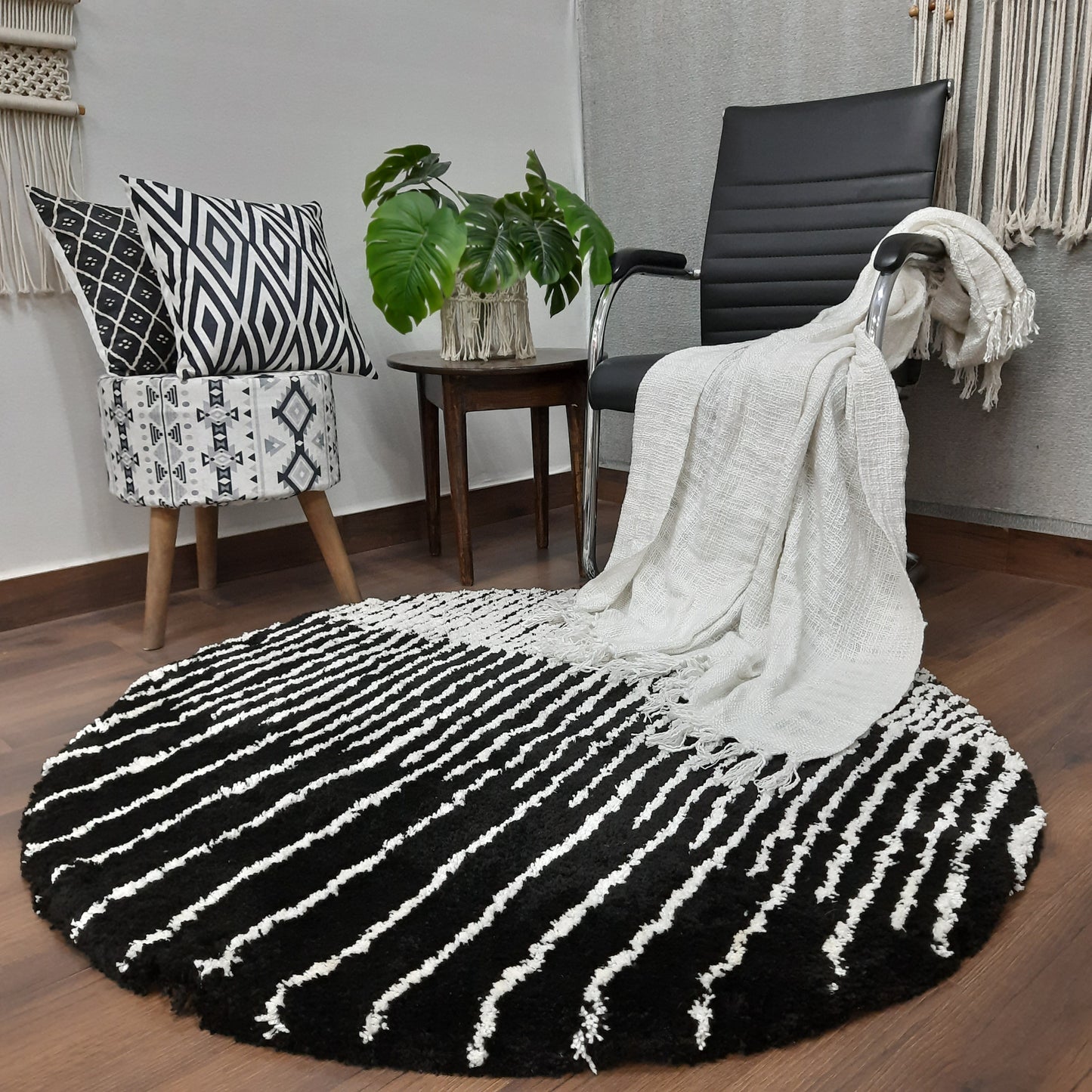 Avioni Home Atlas Collection - Moroccan Style Microfiber Round Carpet In White & Black| Soft, Non-Slip, Easy to Clean