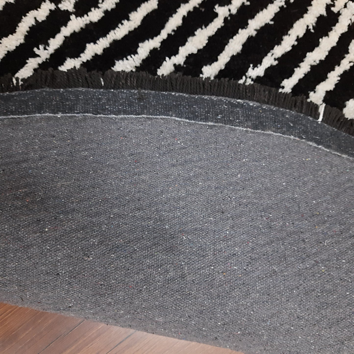 Avioni Home Atlas Collection - Moroccan Style Microfiber Round Carpet In White & Black| Soft, Non-Slip, Easy to Clean