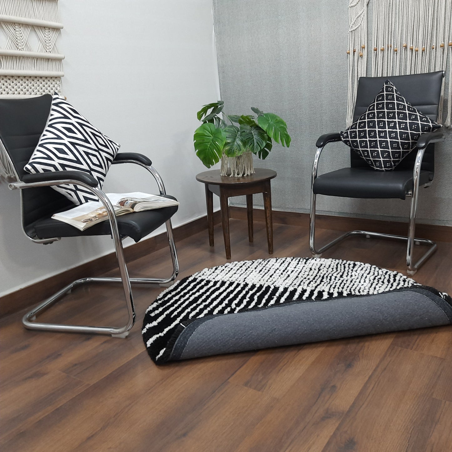 Avioni Home Atlas Collection - Moroccan Style Microfiber Round Carpet In White & Black| Soft, Non-Slip, Easy to Clean