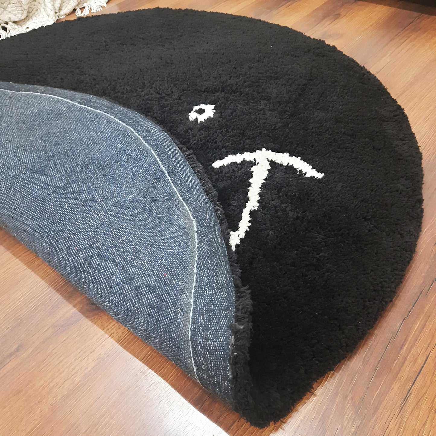 Avioni Home Atlas Collection - Smiley Design Round Carpet In Black| Soft, Non-Slip, Easy to Clean