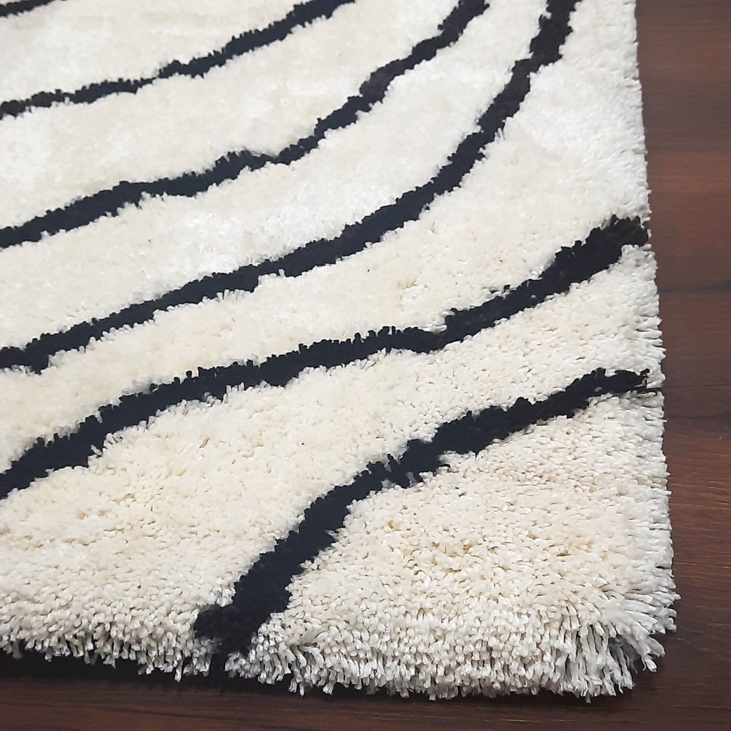 Handloom Shaggy White Carpet With Black Wave Design /Bedside Runners by Avioni Home
